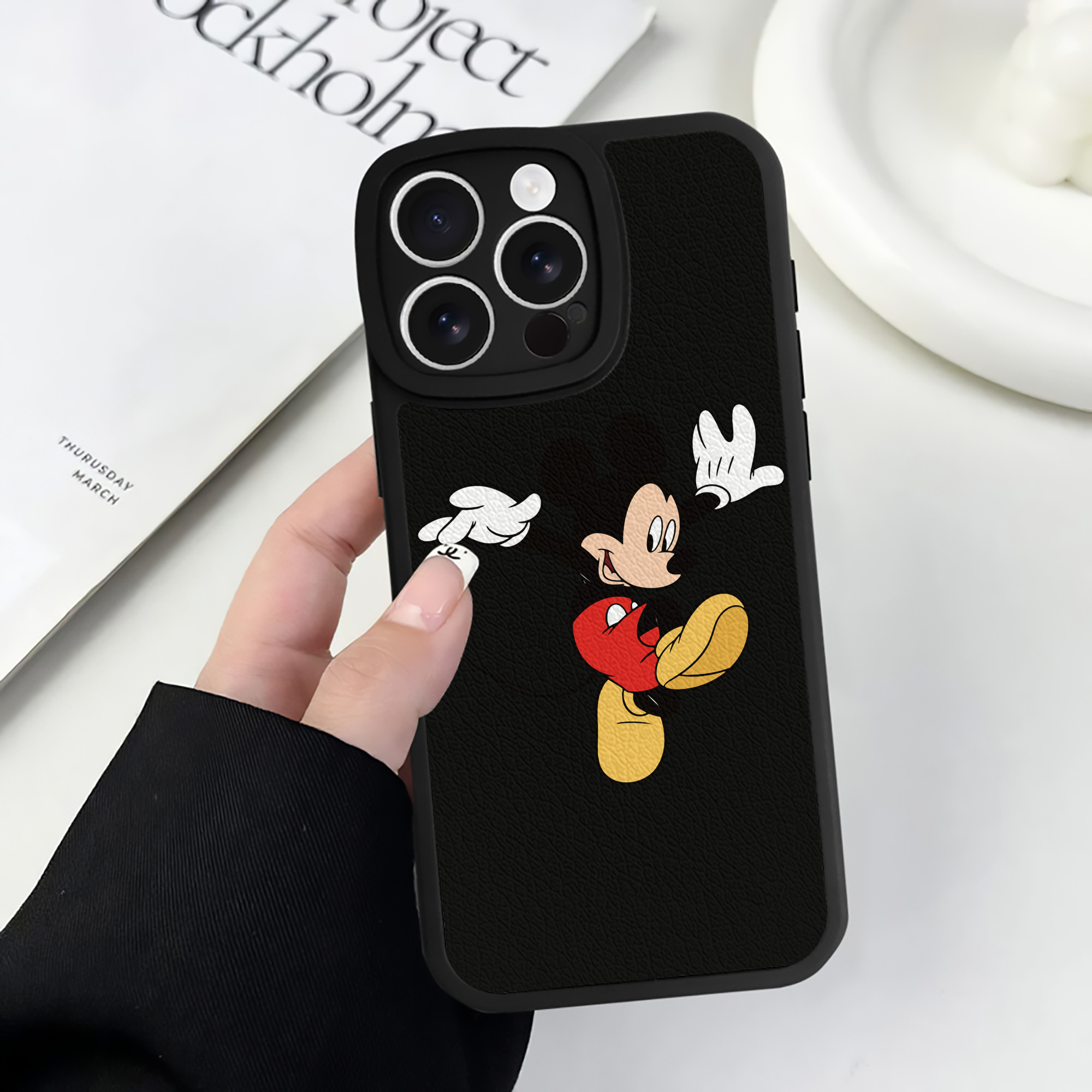（画像用） ミッキーマウス Mickey Mouse 【iPhone 16シリーズ対応】シリコンスマホケース（レザー調） 材質：シリコン